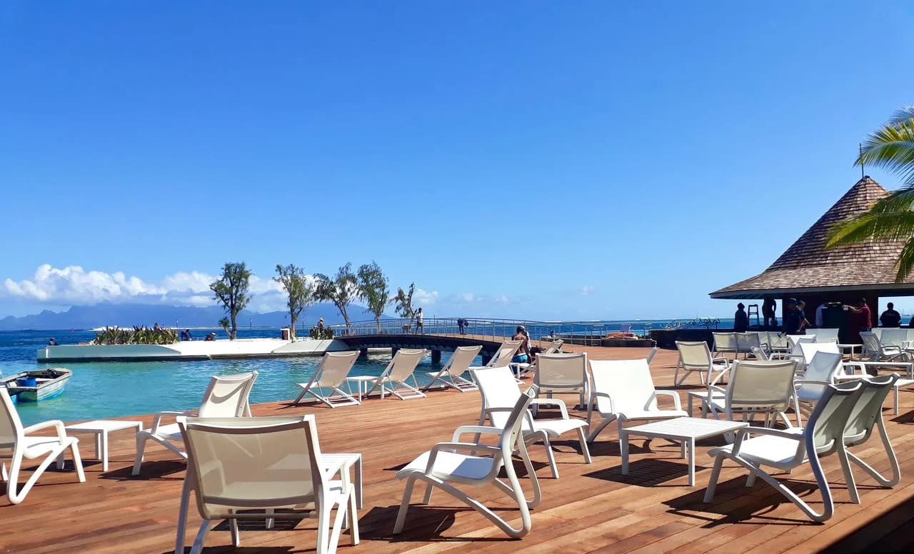 Mobilier extérieur installé sur une terrasse en bord de lagon