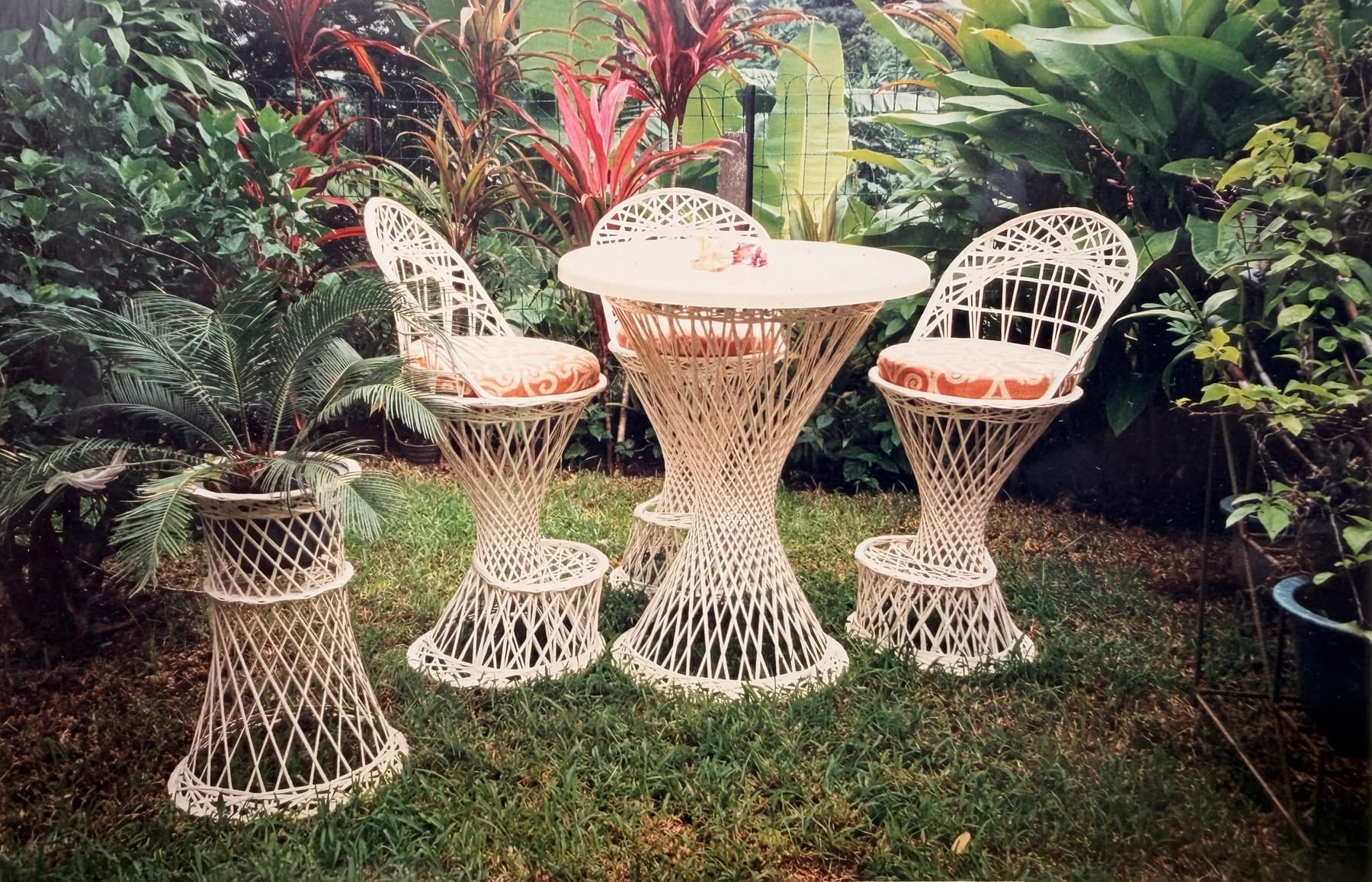 Mobilier de jardin en rotin dans un environnement tropical