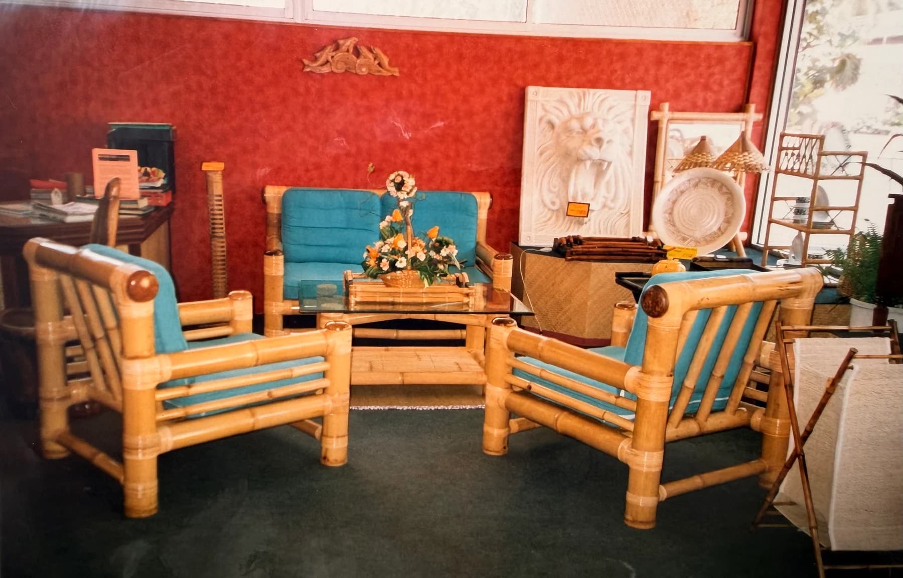 Salon en rotin et bambou présenté en showroom