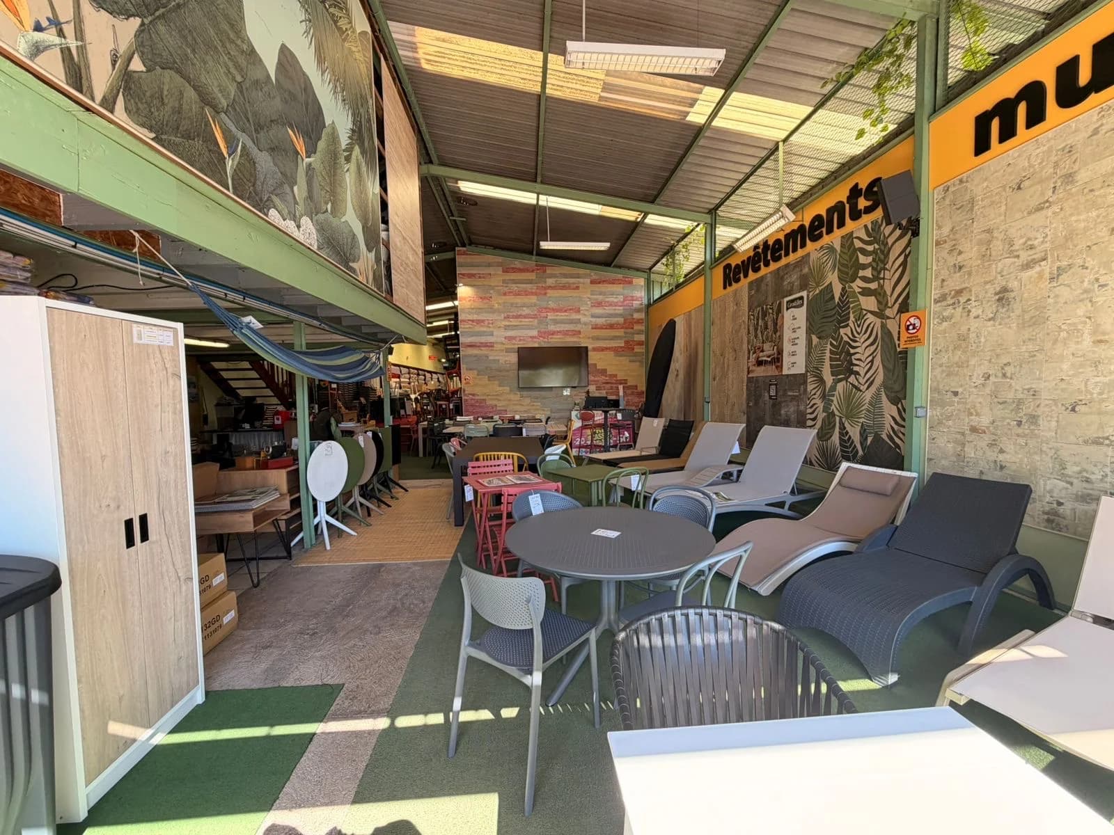 Showroom Couleur Fenua aujourd'hui avec mobilier intérieur et extérieur