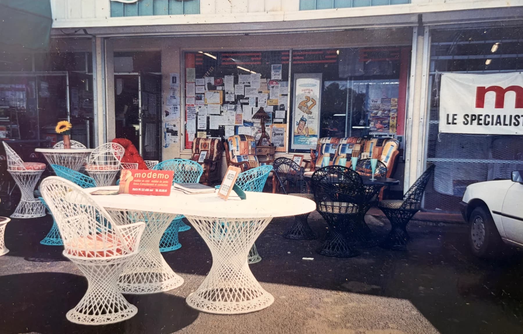 Devanture historique de Modemo avec mobilier en rotin
