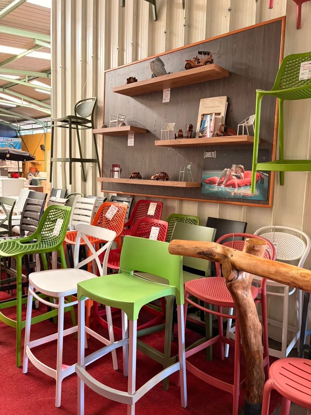 Sélection de chaises et tabourets colorés dans le showroom Couleur Fenua