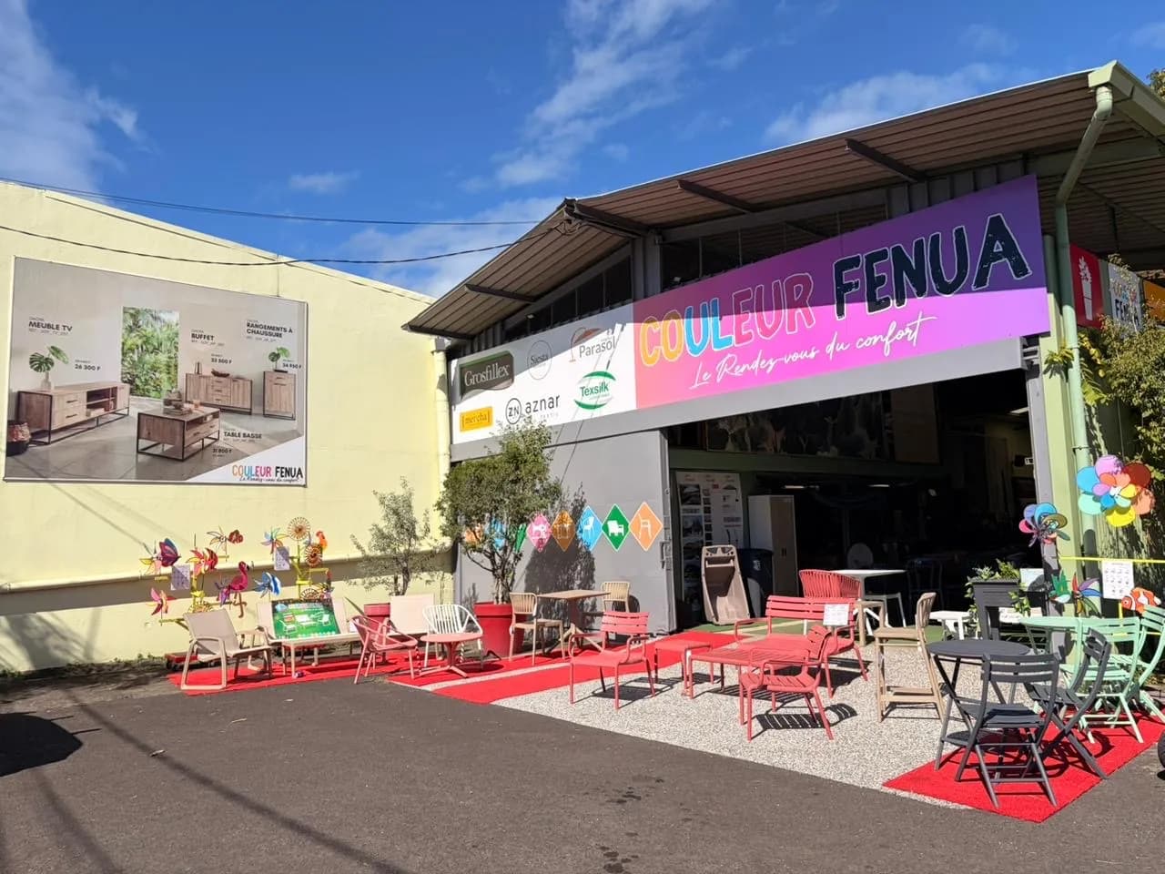 Façade et terrasse du showroom Couleur Fenua