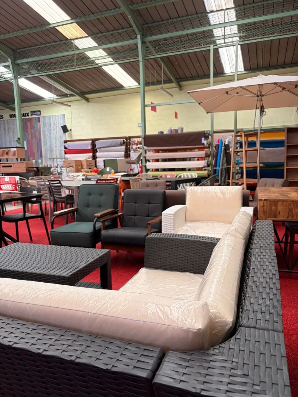 Espace salon et mobilier d'intérieur dans le showroom Couleur Fenua